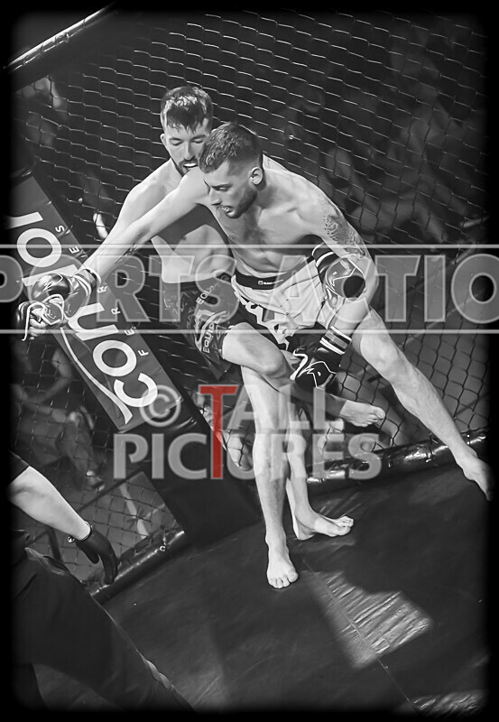 BOUT- 11 - James Jeune v Matt Iwon-30 - BOUT 11 - James Jeune v Matt Iwon