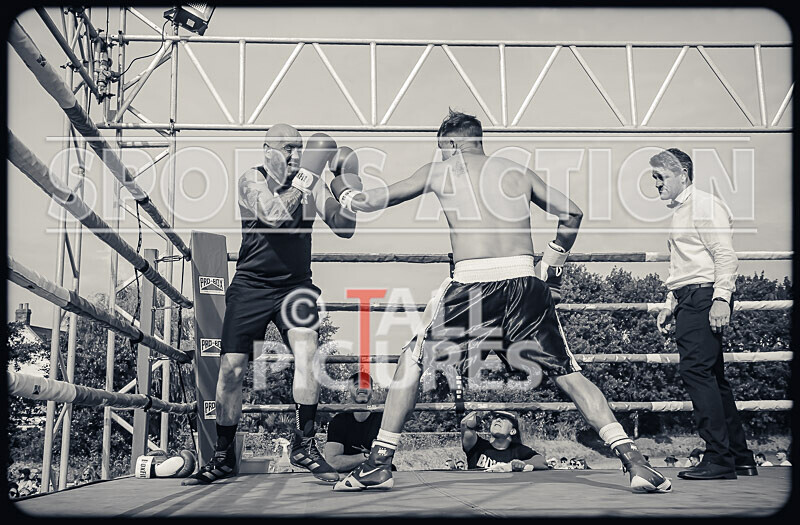 BOUT 5 - Martin the Swinger Budge v Wayne the Renegade Ogier-14 - BOUT 5 - Martin 'the Swinger' Budge v Wayne 'the Renegade' Ogier