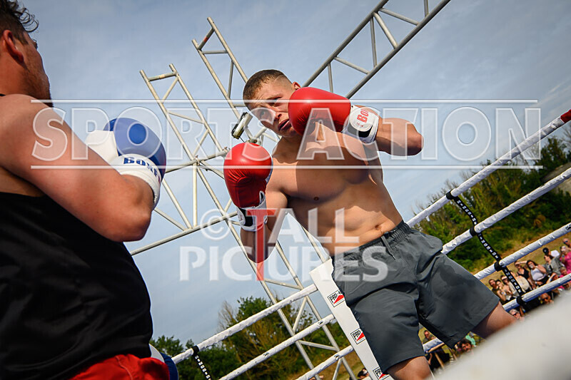 BOUT 4 - Sam Kamikazae Kissack v Charlie White-7 - BOUT 4 - Sam 'Kamikazae' Kissack v Charlie White