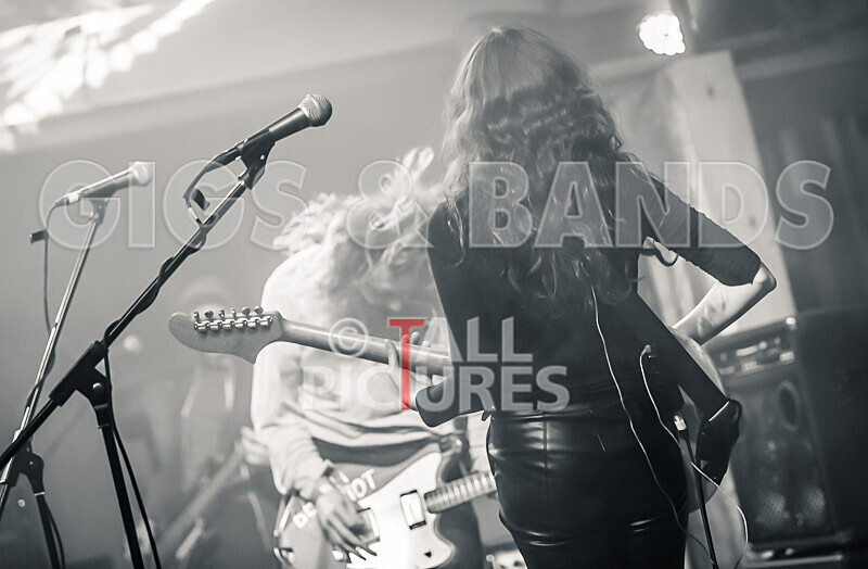 Beach Riot-40 - BEACH RIOT