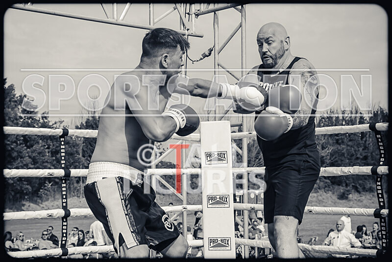 BOUT 5 - Martin the Swinger Budge v Wayne the Renegade Ogier-16 - BOUT 5 - Martin 'the Swinger' Budge v Wayne 'the Renegade' Ogier