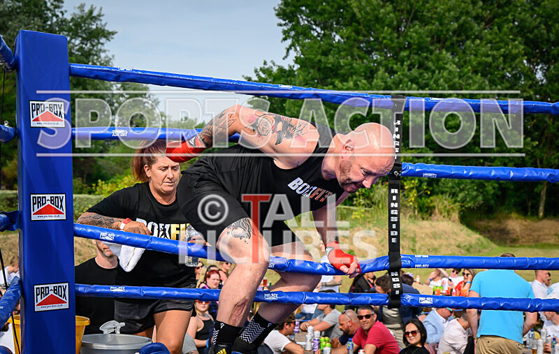 BOUT 5 - Martin the Swinger Budge v Wayne the Renegade Ogier-3 - BOUT 5 - Martin 'the Swinger' Budge v Wayne 'the Renegade' Ogier