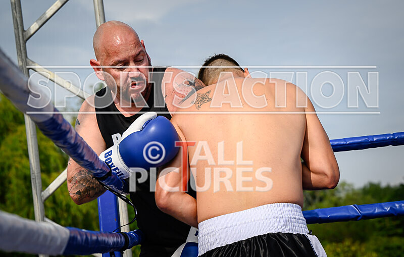 BOUT 5 - Martin the Swinger Budge v Wayne the Renegade Ogier-17 - BOUT 5 - Martin 'the Swinger' Budge v Wayne 'the Renegade' Ogier