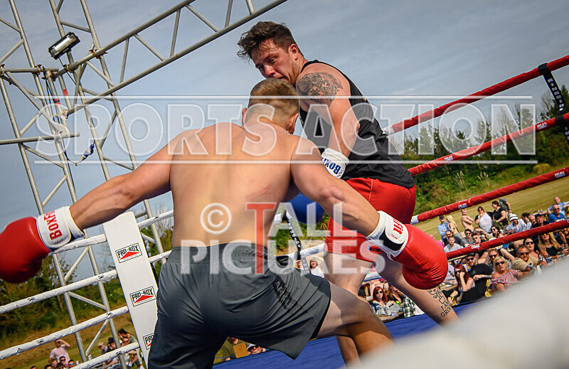 BOUT 4 - Sam Kamikazae Kissack v Charlie White-27 - BOUT 4 - Sam 'Kamikazae' Kissack v Charlie White