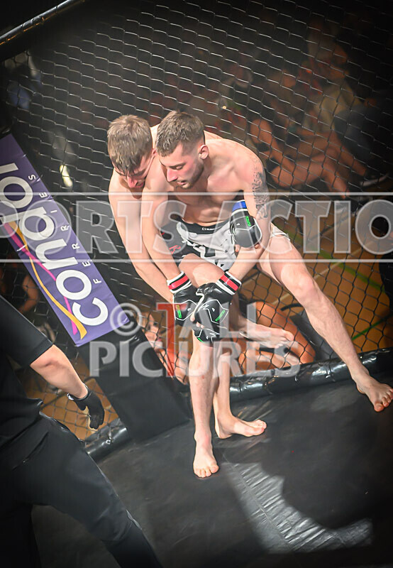 BOUT- 11 - James Jeune v Matt Iwon-26 - BOUT 11 - James Jeune v Matt Iwon