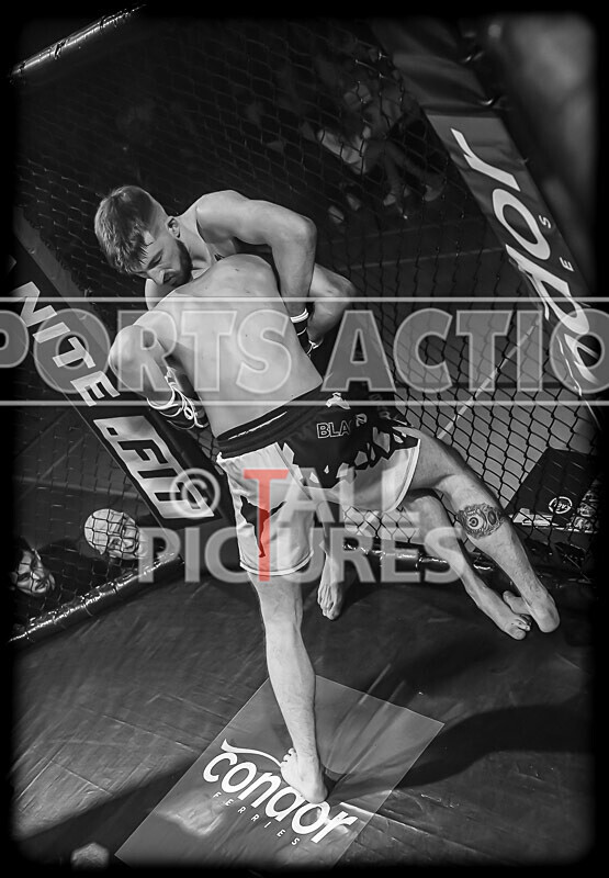 BOUT- 11 - James Jeune v Matt Iwon-14 - BOUT 11 - James Jeune v Matt Iwon