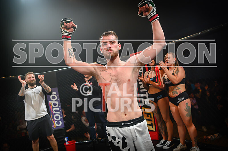 BOUT- 11 - James Jeune v Matt Iwon-67 - BOUT 11 - James Jeune v Matt Iwon