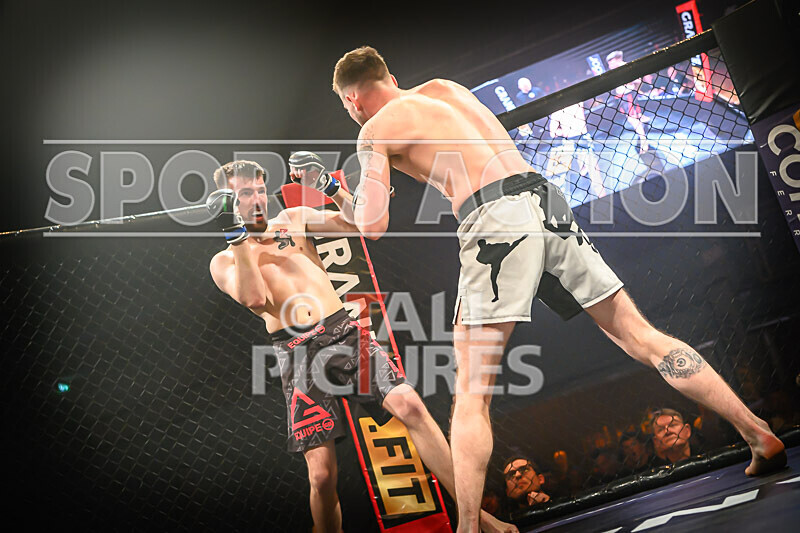 BOUT- 11 - James Jeune v Matt Iwon-37 - BOUT 11 - James Jeune v Matt Iwon