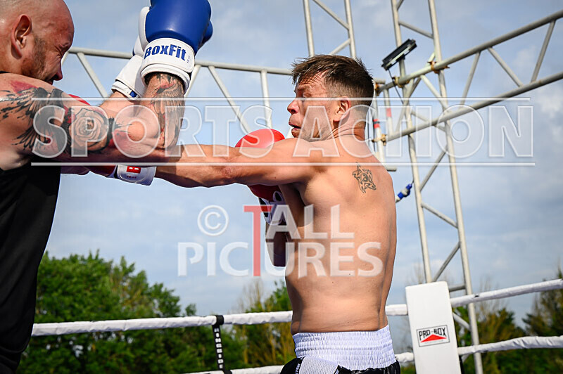 BOUT 5 - Martin the Swinger Budge v Wayne the Renegade Ogier-43 - BOUT 5 - Martin 'the Swinger' Budge v Wayne 'the Renegade' Ogier