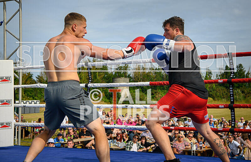 BOUT 4 - Sam Kamikazae Kissack v Charlie White-21 - BOUT 4 - Sam 'Kamikazae' Kissack v Charlie White