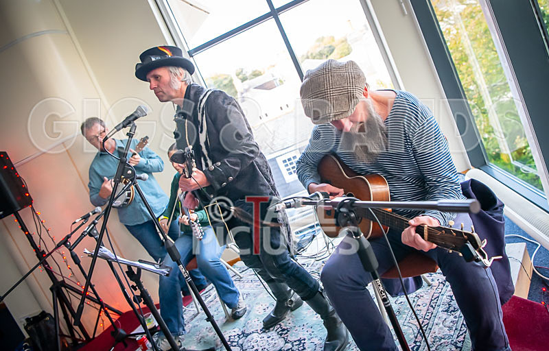 The Crowband-47 - THE ACOUSTIC CAFE