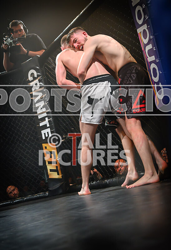 BOUT- 11 - James Jeune v Matt Iwon-42 - BOUT 11 - James Jeune v Matt Iwon