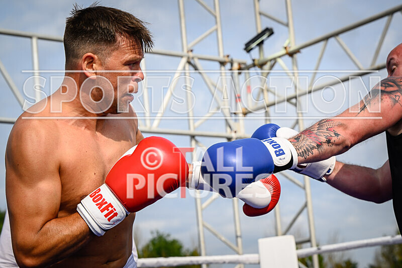 BOUT 5 - Martin the Swinger Budge v Wayne the Renegade Ogier-41 - BOUT 5 - Martin 'the Swinger' Budge v Wayne 'the Renegade' Ogier
