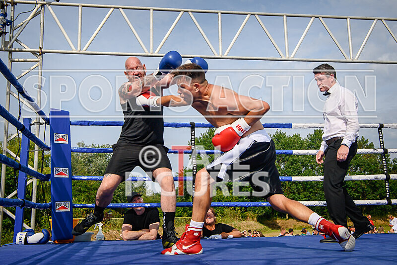 BOUT 5 - Martin the Swinger Budge v Wayne the Renegade Ogier-33 - BOUT 5 - Martin 'the Swinger' Budge v Wayne 'the Renegade' Ogier