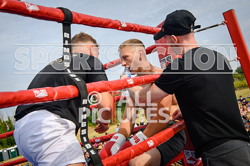 BOUT 4 - Sam Kamikazae Kissack v Charlie White-34 - BOUT 4 - Sam 'Kamikazae' Kissack v Charlie White