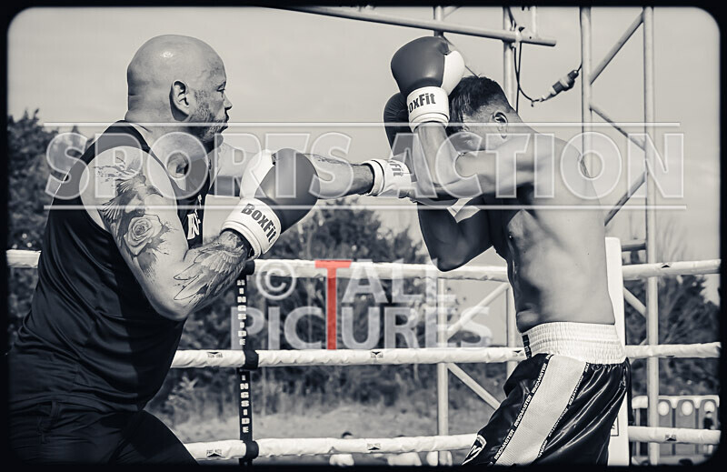 BOUT 5 - Martin the Swinger Budge v Wayne the Renegade Ogier-9 - BOUT 5 - Martin 'the Swinger' Budge v Wayne 'the Renegade' Ogier