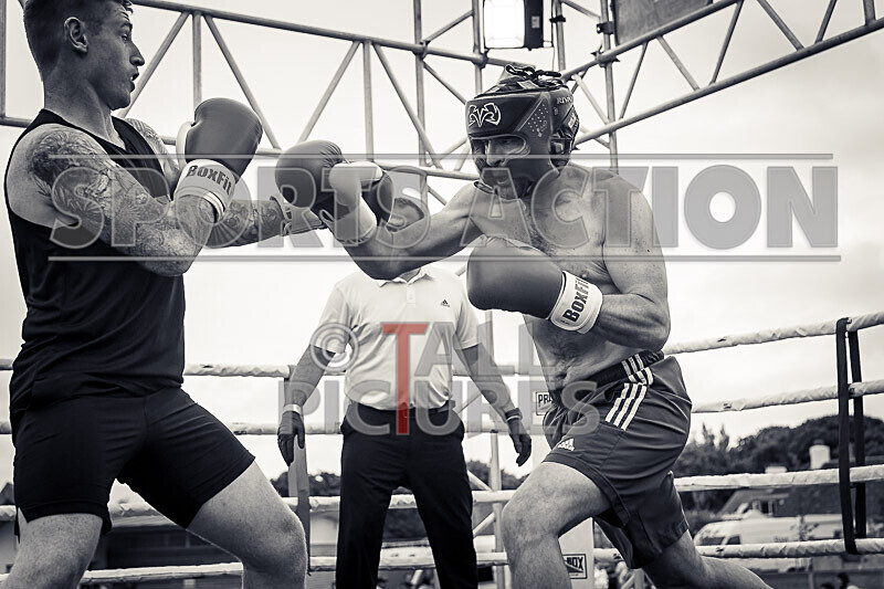 BOUT 11- Roland the Doc Archer v Chris the Trigger ONeil-16 - BOUT 11- Roland 'the Doc' Archer v Chris 'the Trigger' O'Neil