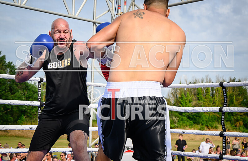 BOUT 5 - Martin the Swinger Budge v Wayne the Renegade Ogier-20 - BOUT 5 - Martin 'the Swinger' Budge v Wayne 'the Renegade' Ogier