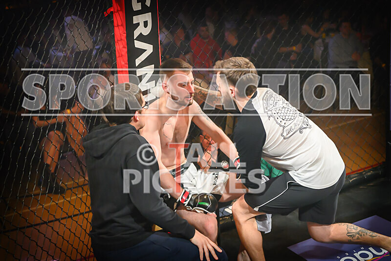 BOUT- 11 - James Jeune v Matt Iwon-32 - BOUT 11 - James Jeune v Matt Iwon