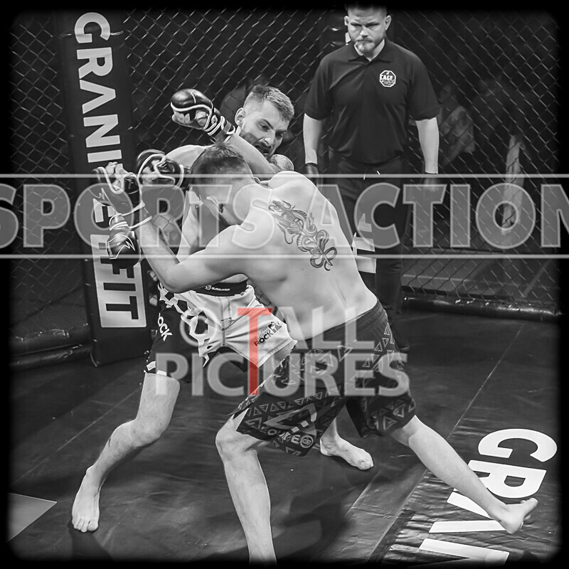 BOUT- 11 - James Jeune v Matt Iwon-24 - BOUT 11 - James Jeune v Matt Iwon