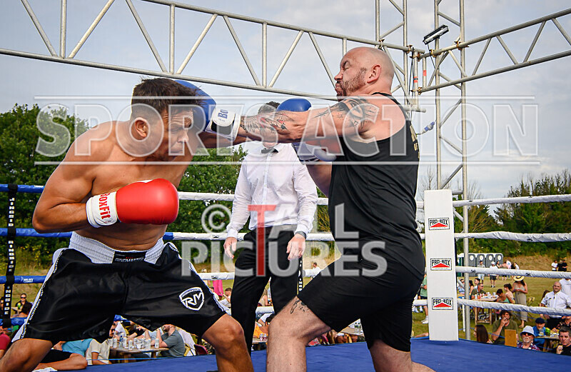 BOUT 5 - Martin the Swinger Budge v Wayne the Renegade Ogier-19 - BOUT 5 - Martin 'the Swinger' Budge v Wayne 'the Renegade' Ogier
