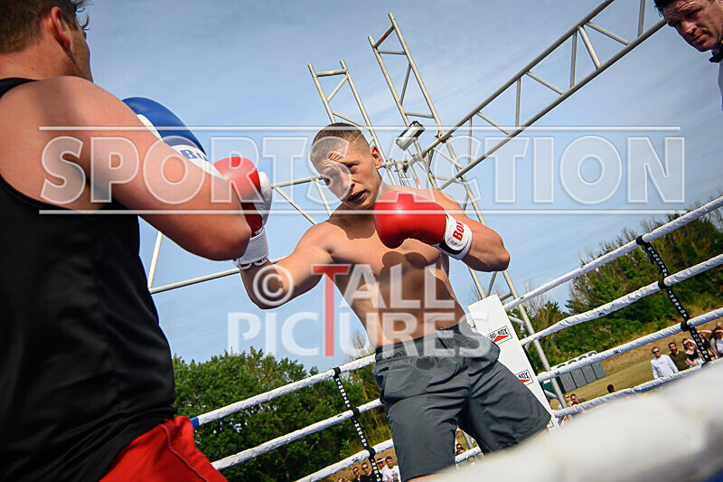BOUT 4 - Sam Kamikazae Kissack v Charlie White-17 - BOUT 4 - Sam 'Kamikazae' Kissack v Charlie White