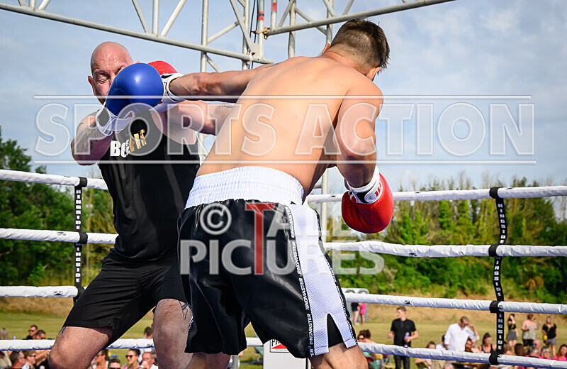BOUT 5 - Martin the Swinger Budge v Wayne the Renegade Ogier-22 - BOUT 5 - Martin 'the Swinger' Budge v Wayne 'the Renegade' Ogier