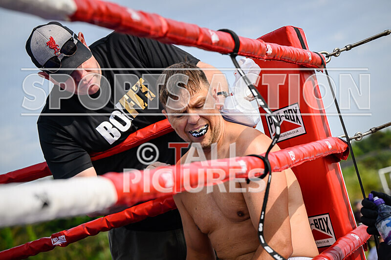 BOUT 5 - Martin the Swinger Budge v Wayne the Renegade Ogier-24 - BOUT 5 - Martin 'the Swinger' Budge v Wayne 'the Renegade' Ogier