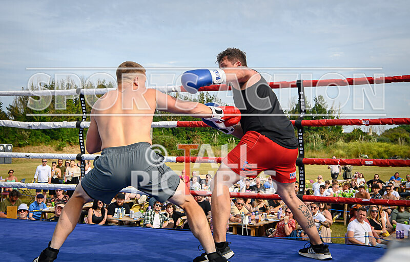 BOUT 4 - Sam Kamikazae Kissack v Charlie White-4 - BOUT 4 - Sam 'Kamikazae' Kissack v Charlie White