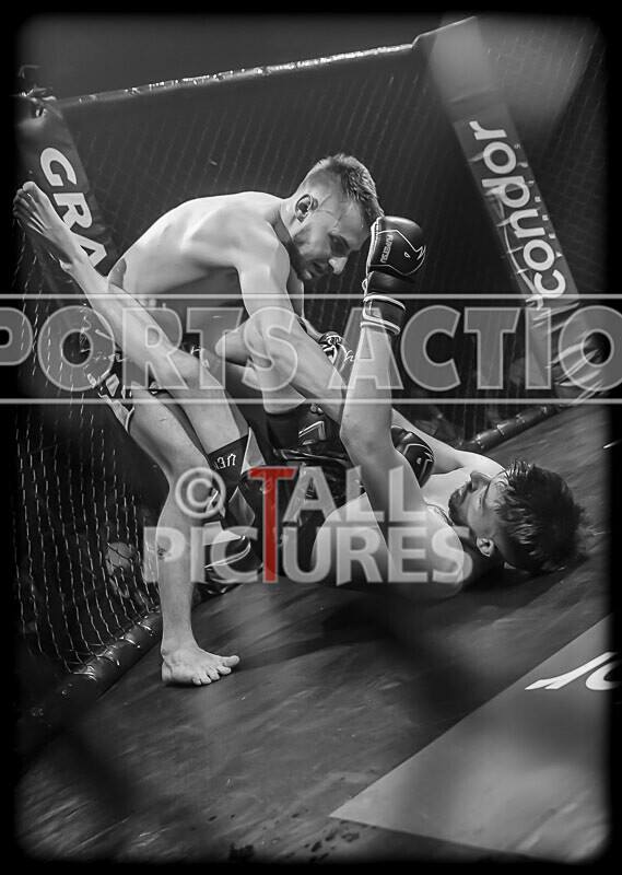 BOUT- 11 - James Jeune v Matt Iwon-64 - BOUT 11 - James Jeune v Matt Iwon