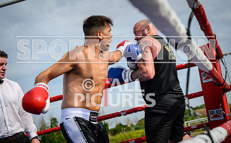 BOUT 5 - Martin the Swinger Budge v Wayne the Renegade Ogier-28 - BOUT 5 - Martin 'the Swinger' Budge v Wayne 'the Renegade' Ogier