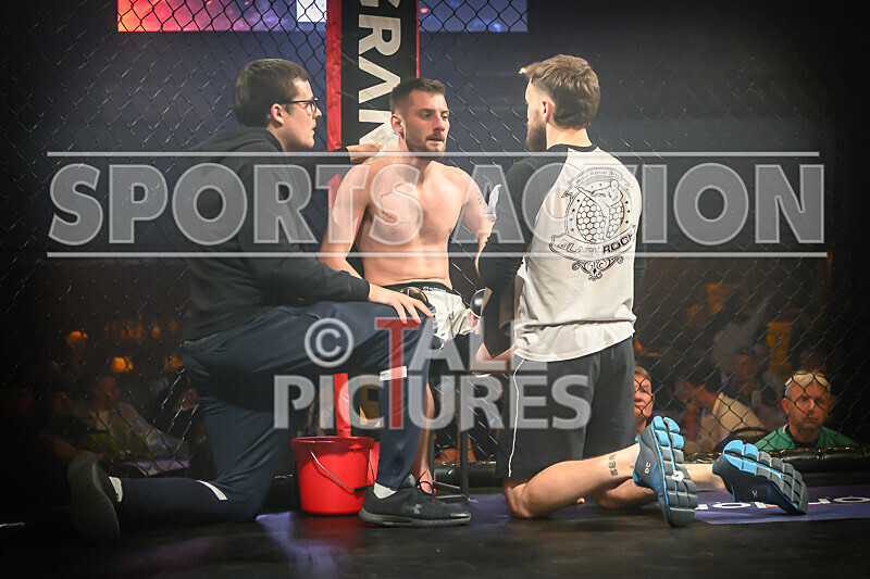 BOUT- 11 - James Jeune v Matt Iwon-17 - BOUT 11 - James Jeune v Matt Iwon