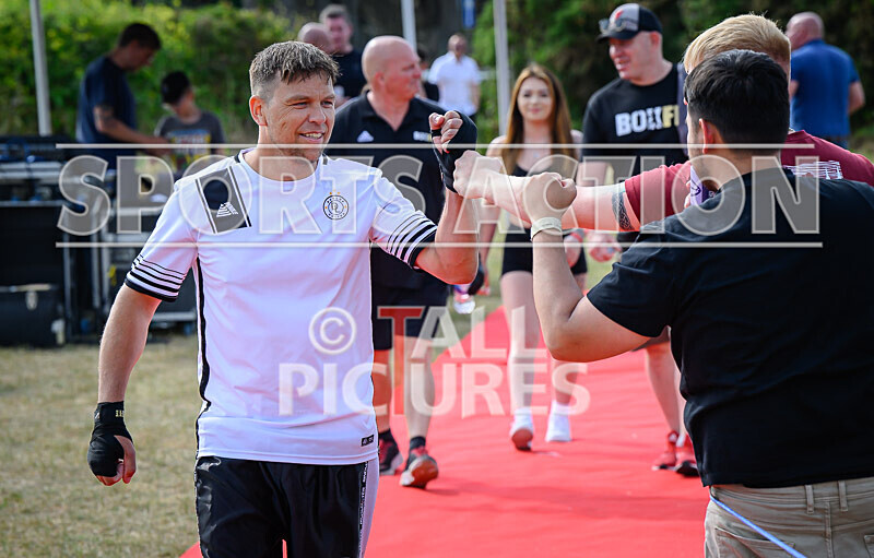 BOUT 5 - Martin the Swinger Budge v Wayne the Renegade Ogier-6 - BOUT 5 - Martin 'the Swinger' Budge v Wayne 'the Renegade' Ogier