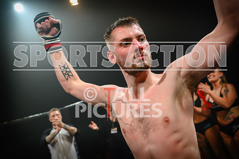 BOUT- 11 - James Jeune v Matt Iwon-68 - BOUT 11 - James Jeune v Matt Iwon