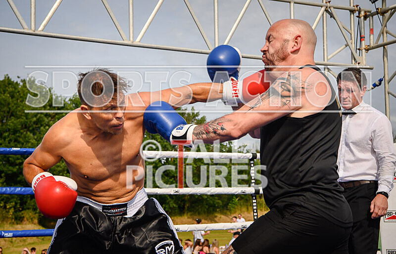 BOUT 5 - Martin the Swinger Budge v Wayne the Renegade Ogier-37 - BOUT 5 - Martin 'the Swinger' Budge v Wayne 'the Renegade' Ogier