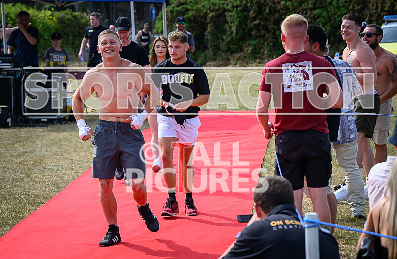 BOUT 4 - Sam Kamikazae Kissack v Charlie White-2 - BOUT 4 - Sam 'Kamikazae' Kissack v Charlie White