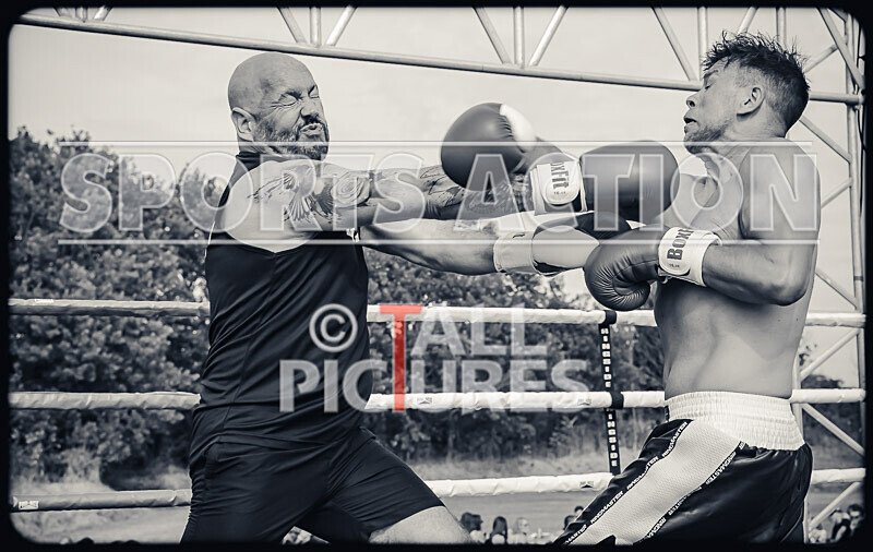 BOUT 5 - Martin the Swinger Budge v Wayne the Renegade Ogier-23 - BOUT 5 - Martin 'the Swinger' Budge v Wayne 'the Renegade' Ogier