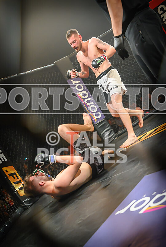 BOUT- 11 - James Jeune v Matt Iwon-40 - BOUT 11 - James Jeune v Matt Iwon