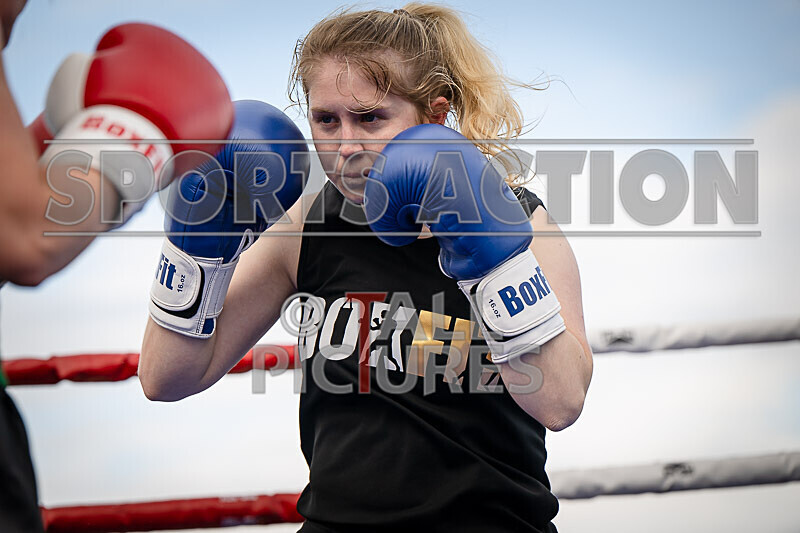 BOUT 9- Lauren Thunder Damage Hallett v Dee the Machine Marsden-24 - BOUT 9- Lauren 'Thunder Damage' Hallett v Dee 'the Machine' Marsden