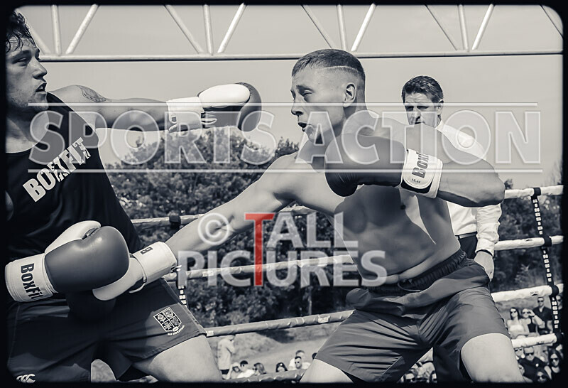 BOUT 4 - Sam Kamikazae Kissack v Charlie White-37 - BOUT 4 - Sam 'Kamikazae' Kissack v Charlie White