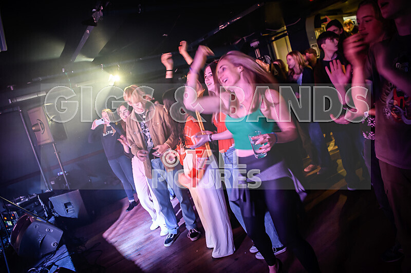 Bonnie and the Others-17 - BONNIE AND THE OTHERS