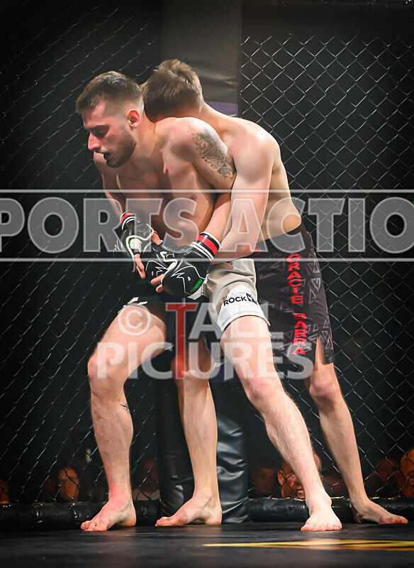 BOUT- 11 - James Jeune v Matt Iwon-16 - BOUT 11 - James Jeune v Matt Iwon