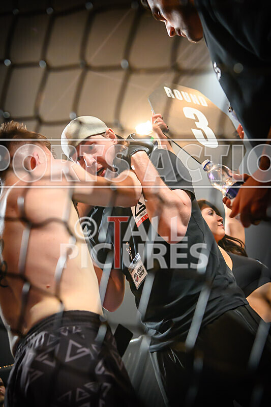 BOUT- 11 - James Jeune v Matt Iwon-48 - BOUT 11 - James Jeune v Matt Iwon