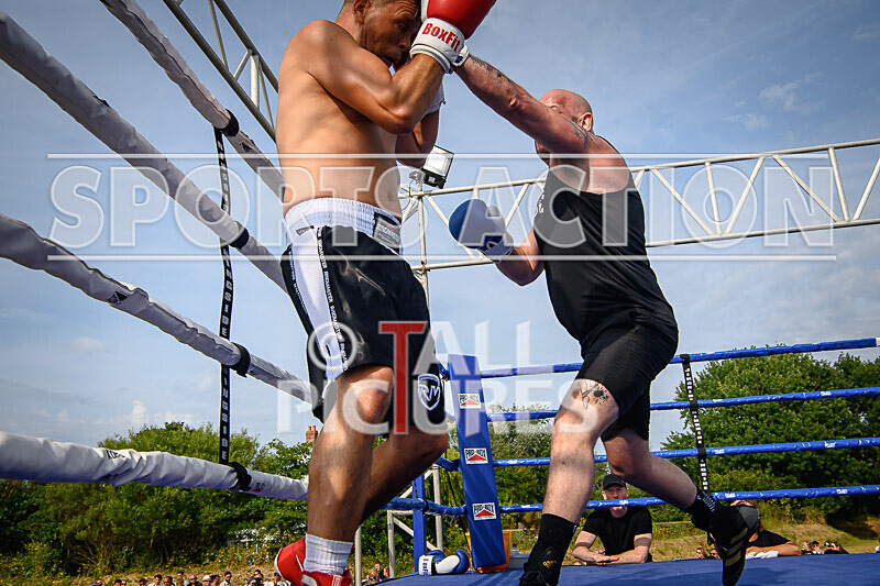 BOUT 5 - Martin the Swinger Budge v Wayne the Renegade Ogier-13 - BOUT 5 - Martin 'the Swinger' Budge v Wayne 'the Renegade' Ogier