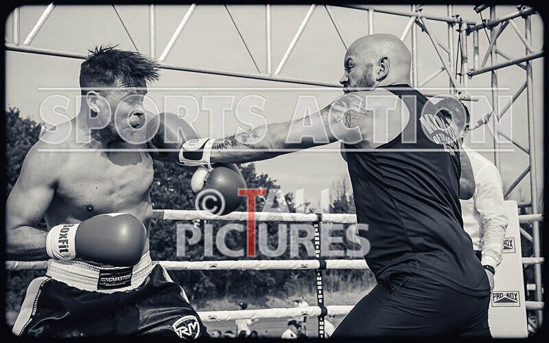 BOUT 5 - Martin the Swinger Budge v Wayne the Renegade Ogier-21 - BOUT 5 - Martin 'the Swinger' Budge v Wayne 'the Renegade' Ogier