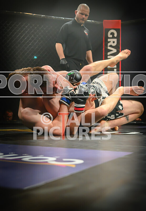 BOUT- 11 - James Jeune v Matt Iwon-35 - BOUT 11 - James Jeune v Matt Iwon