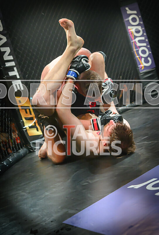 BOUT- 11 - James Jeune v Matt Iwon-47 - BOUT 11 - James Jeune v Matt Iwon