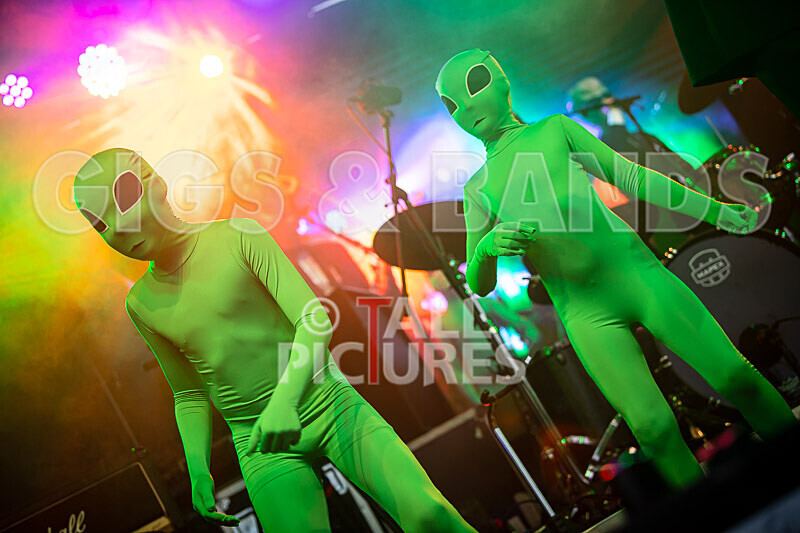 The Bensons-28 - THE BENSONS