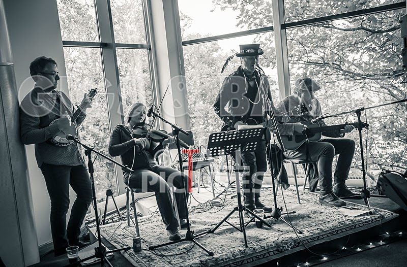 The Crowband-40 - THE ACOUSTIC CAFE