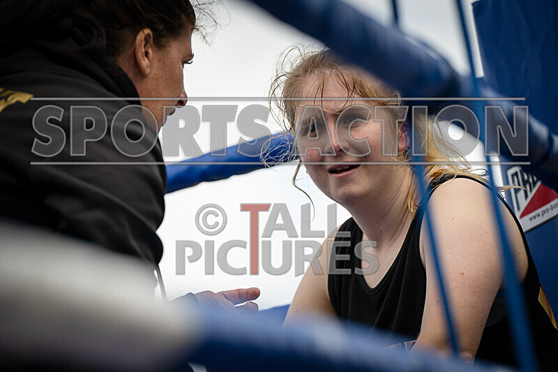 BOUT 9- Lauren Thunder Damage Hallett v Dee the Machine Marsden-11 - BOUT 9- Lauren 'Thunder Damage' Hallett v Dee 'the Machine' Marsden